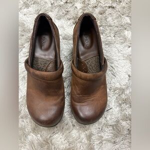 B.O.C. Women's Brown Leather clogs